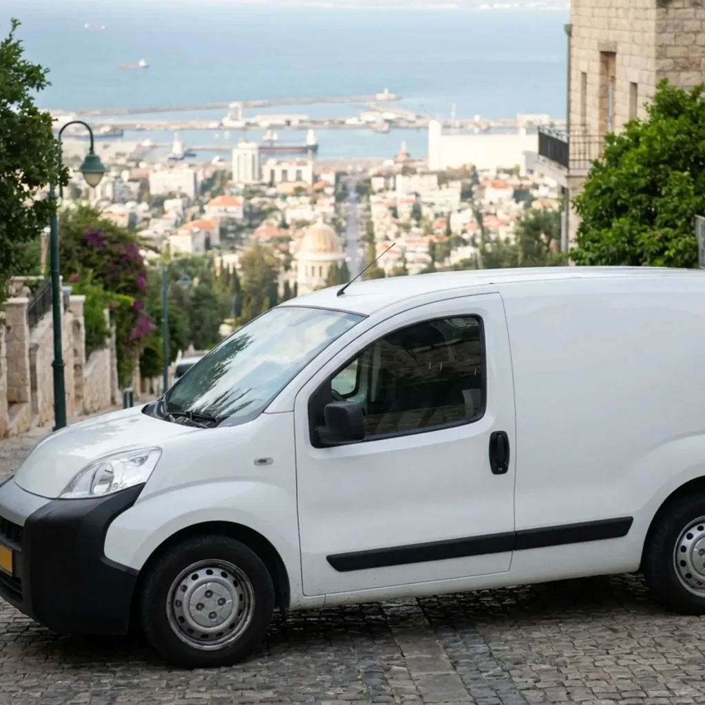 משאית הובלה קטנה ונקייה של המותג על רקע הנוף של חיפה